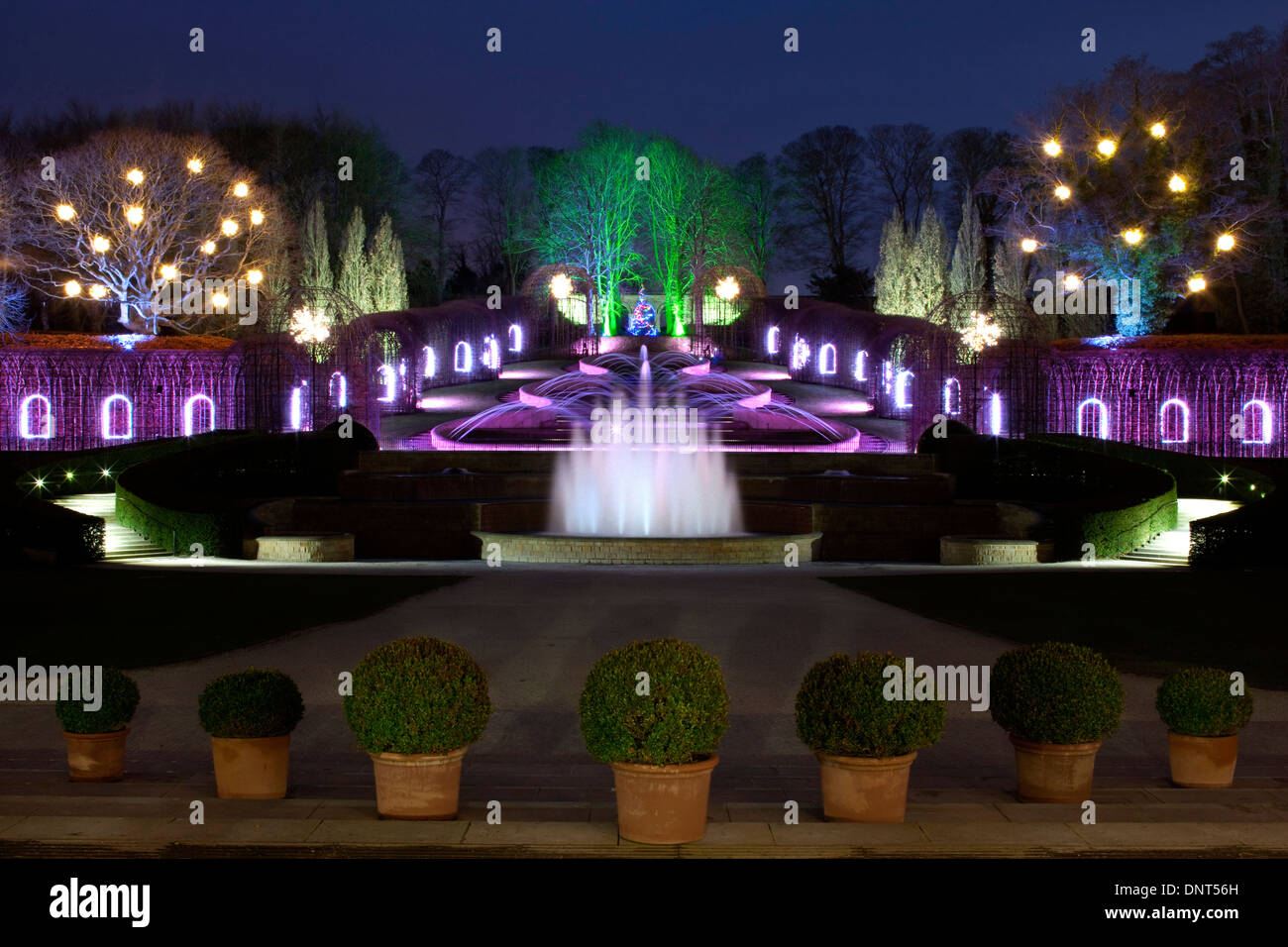 Une vue sur la Grande Cascade de nuit à Noël dans le jardin d'Alnwick, Northumberland Alnwick dans Banque D'Images