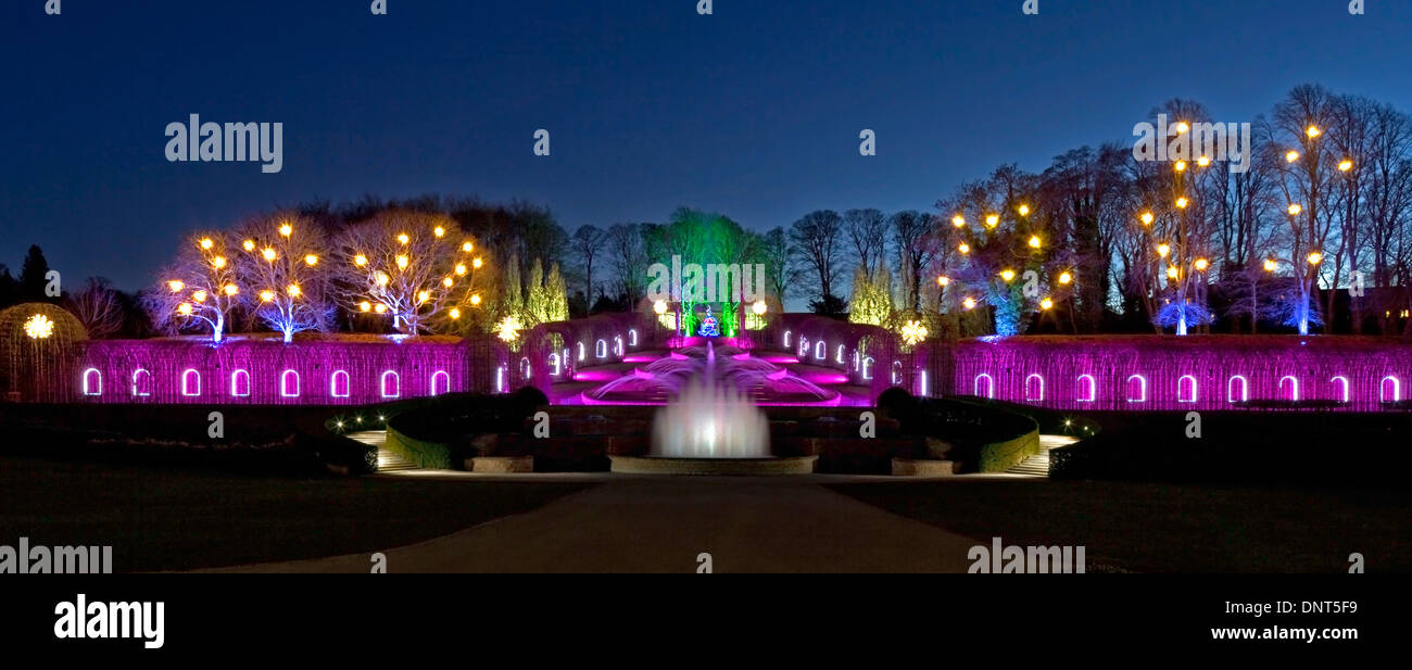 Une vue sur la Grande Cascade de nuit à Noël dans le jardin d'Alnwick, Northumberland Alnwick dans Banque D'Images