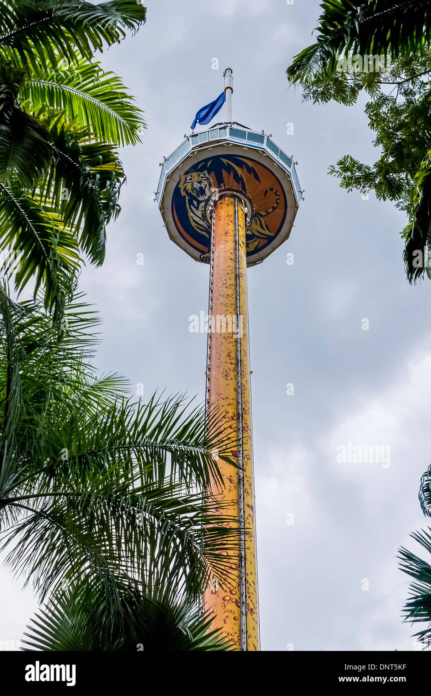 Tiger Sky Tower dans l'île de Sentosa, Singapour Banque D'Images