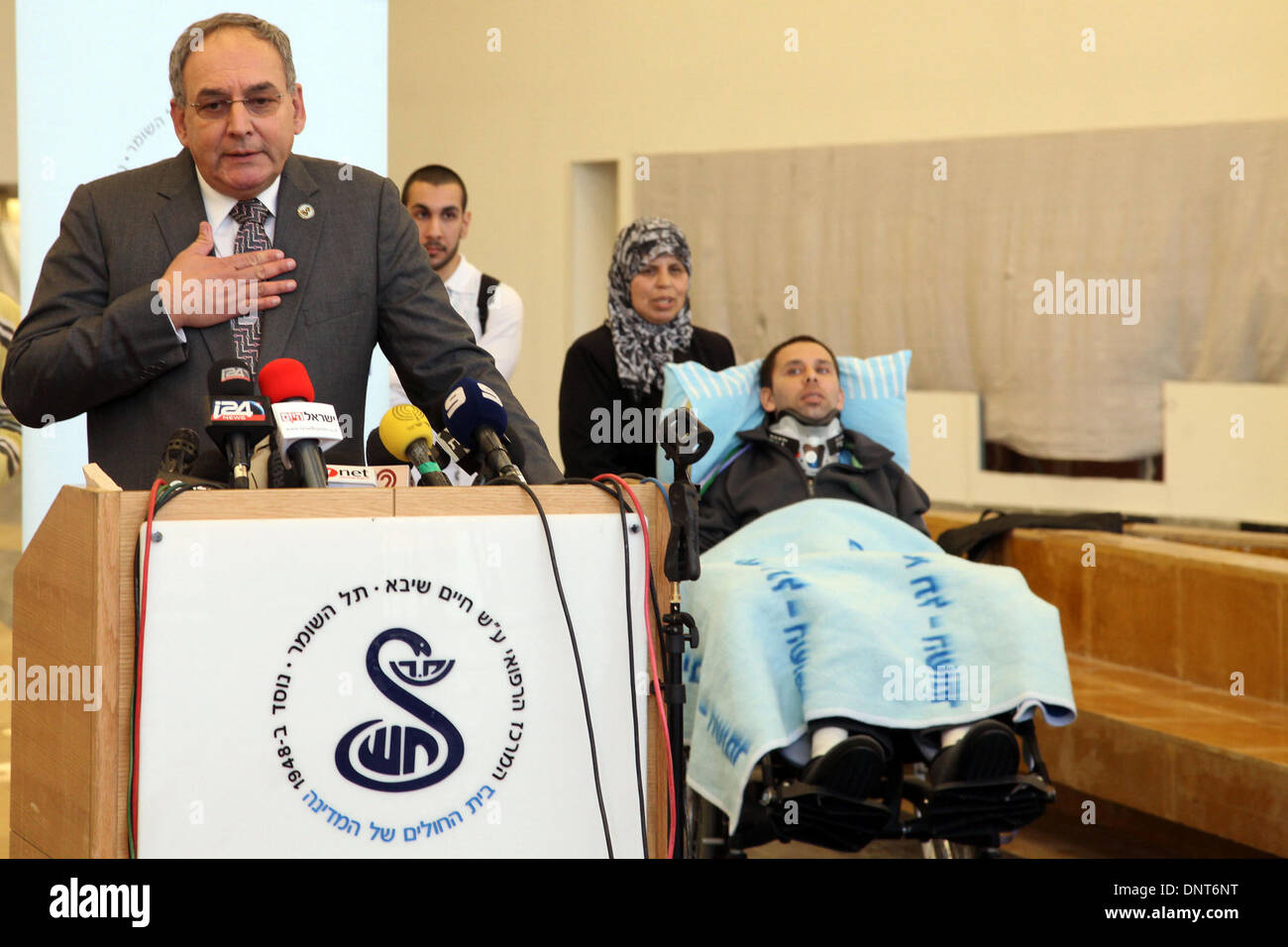 Tel Aviv, Israël. 5Th Jan, 2014. Chef du Centre médical Sheba, le professeur Ze'ev Rotstein (L), les adresses d'une conférence de presse au Centre médical Sheba à Tel Hashomer, où Ariel Sharon est hospitalisé, près de Tel Aviv, Israël, le 5 janvier 2014. L'ancien Premier Ministre israélien, Ariel Sharon, son état de santé s'est détériorée davantage avec ses "organes vitaux", dit ne pas avoir Rotstein le dimanche. Source : Xinhua/JINI/Alamy Live News Banque D'Images