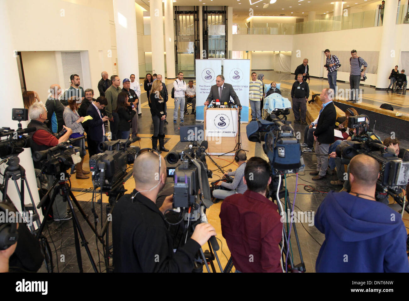 Tel Aviv, Israël. 5Th Jan, 2014. Chef du Centre médical Sheba, le professeur Ze'ev Rotstein (C), les adresses d'une conférence de presse au Centre médical Sheba à Tel Hashomer, où Ariel Sharon est hospitalisé, près de Tel Aviv, Israël, le 5 janvier 2014. L'ancien Premier Ministre israélien, Ariel Sharon, son état de santé s'est détériorée davantage avec ses "organes vitaux", dit ne pas avoir Rotstein le dimanche. Source : Xinhua/JINI/Alamy Live News Banque D'Images