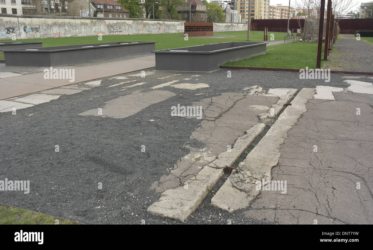 Matin, de mur à la frontière 75, reste "le mur intérieur' crossing Bergstrasse, mur de Berlin, Sophien Cimetière, Bernauer Strasse Banque D'Images