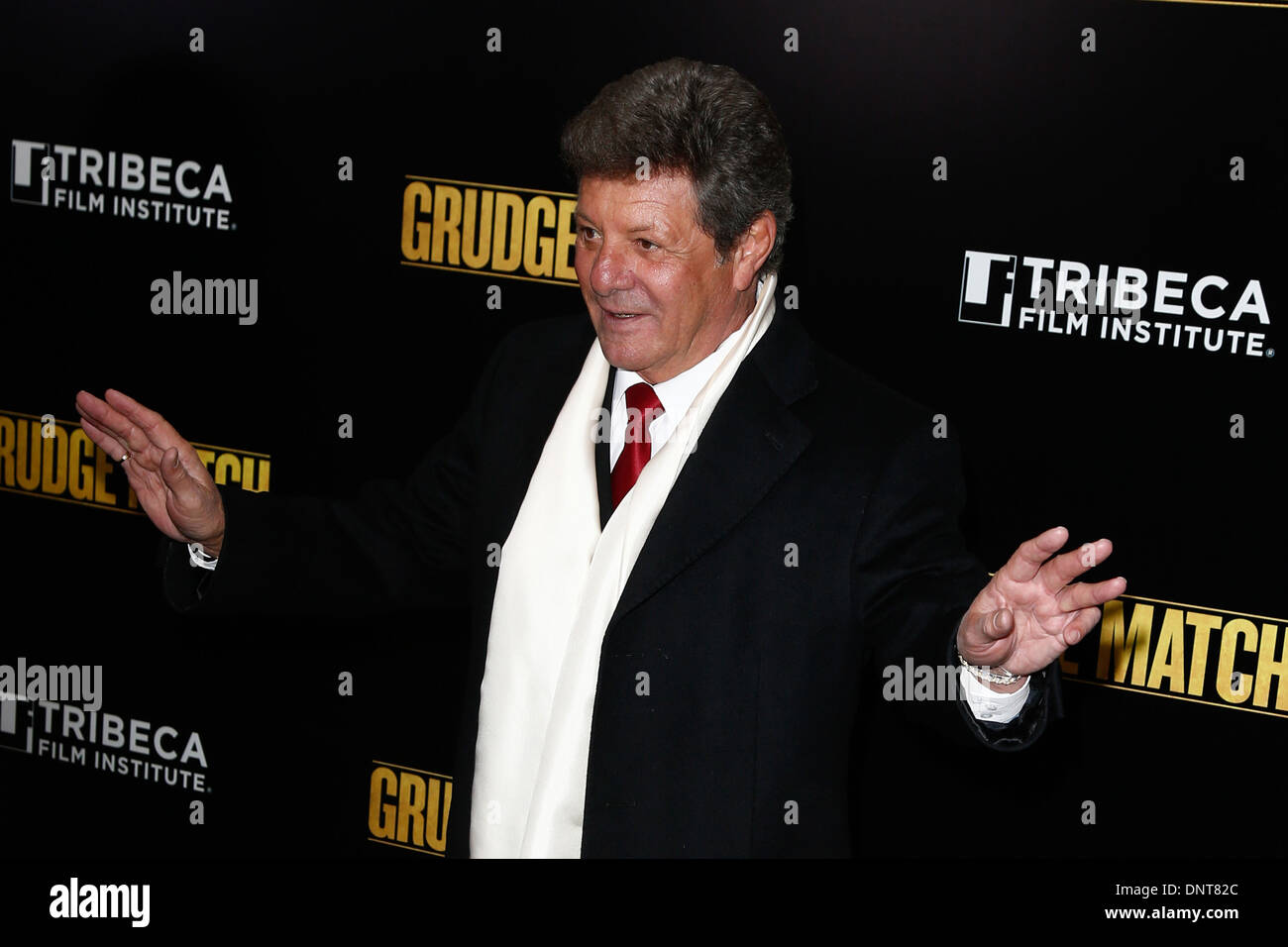 Frankie Avalon assiste à la première mondiale de "grudge match' au Ziegfeld Theatre le 16 décembre 2013 à New York. Banque D'Images