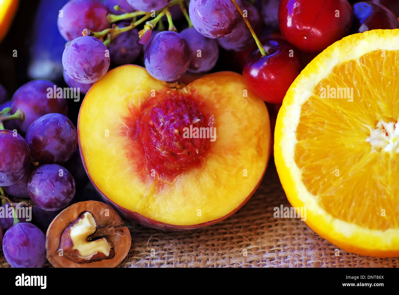 Tranches de pêche et d'orange, les fruits sur la table Banque D'Images