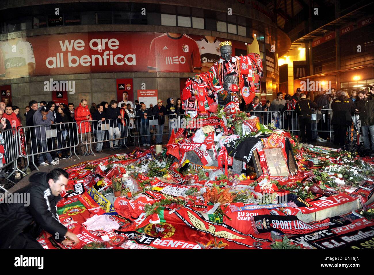 Lisbonne, Panther'. 5Th Jan, 2014. Les supporters de Benfica se rassemblent autour de la statue de la fin du joueur de football portugais Eusebio da Silva Ferreira, également connu sous le nom de 'Black Panther', à l'extérieur du stade de la Luz à Lisbonne le 5 janvier 2014. Eusebio da Silva Ferreira est décédé d'un arrêt cardio-pulmonaire tôt dimanche matin à l'âge de 71 ans. Credit : Zhang Liyun/Xinhua/Alamy Live News Banque D'Images