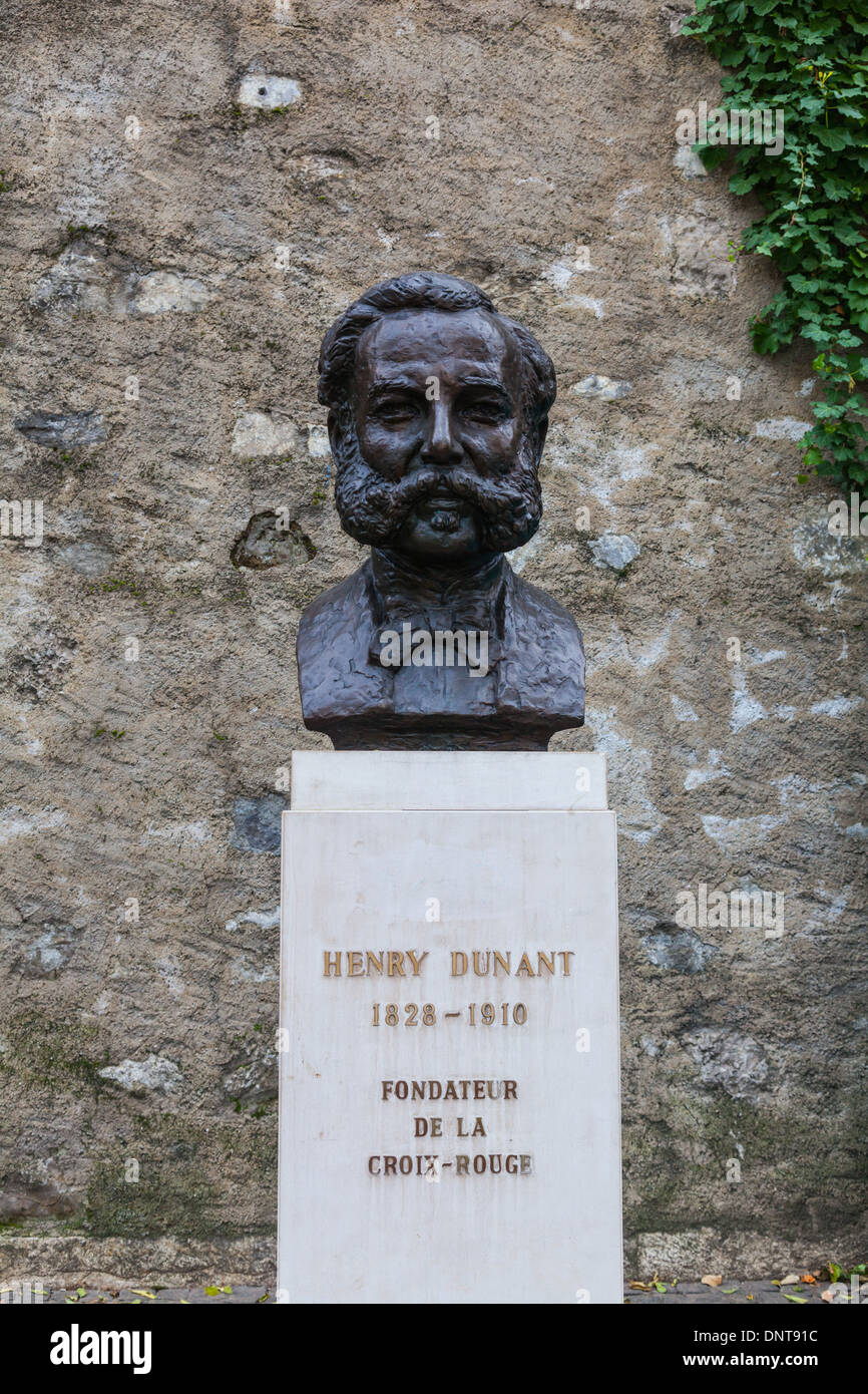 Buste d'Henry Dunant, le fondateur de l'organisation de la croix rouge dans une rue de Genève Banque D'Images