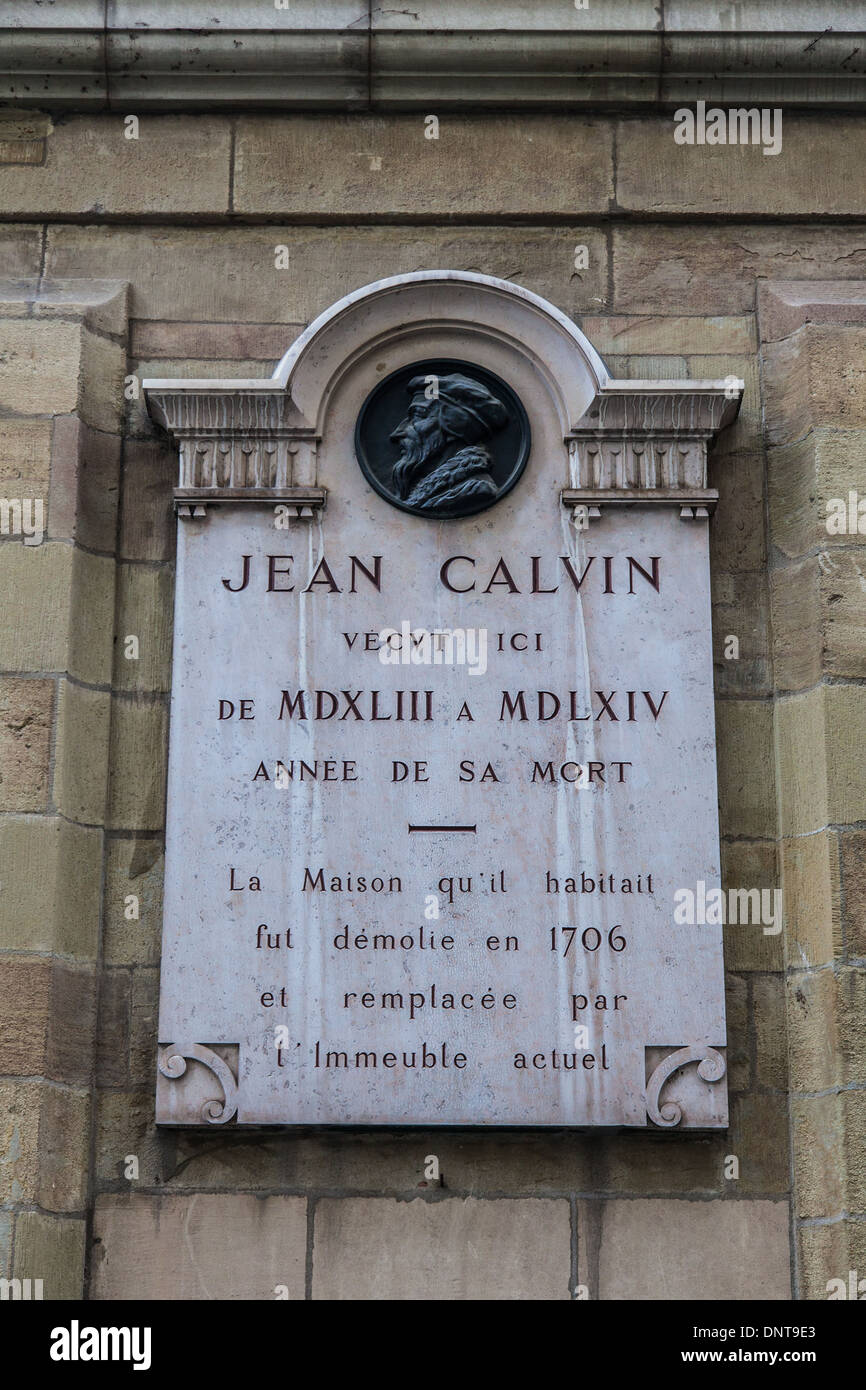 Plaque dans la vieille ville de Genève hommage à Jean Calvin Banque D'Images