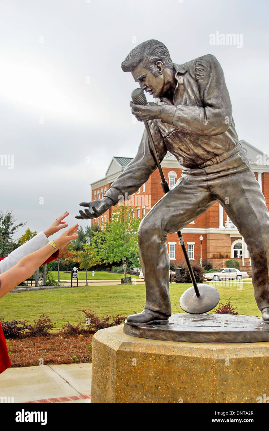 Statue d'Elvis Presley à son retour les concerts en 1956 à Tupelo, Mississippi, le domicile d'Elvis Presley pour ses 13 premières années Banque D'Images