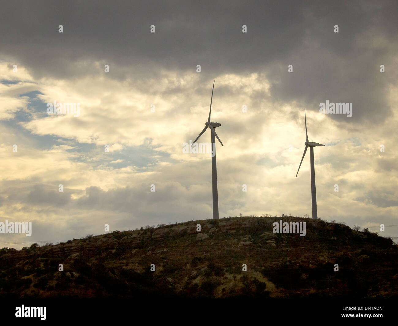 Les éoliennes s'asseoir sur la colline dans l'ouest du Texas et le visage du temps orageux comme nouvelle découverte de l'utilisation de combustibles fossiles est en concurrence avec l'énergie renouvelable. Banque D'Images