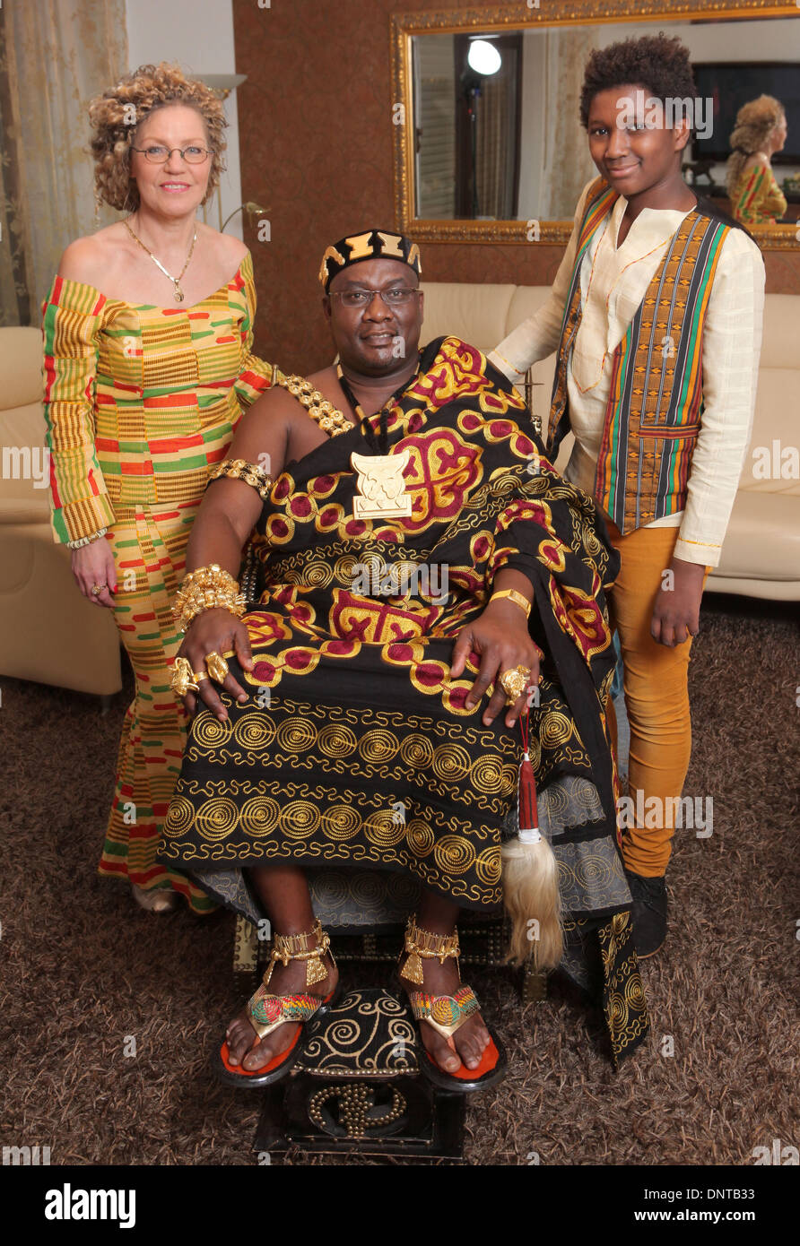 Bielefeld, Allemagne. Dec 10, 2013. Didi de greffe (C) du Ghana porte des  vêtements noble et bijoux en or sur un trône à côté de son épouse Lisa et  son fils Marvin (