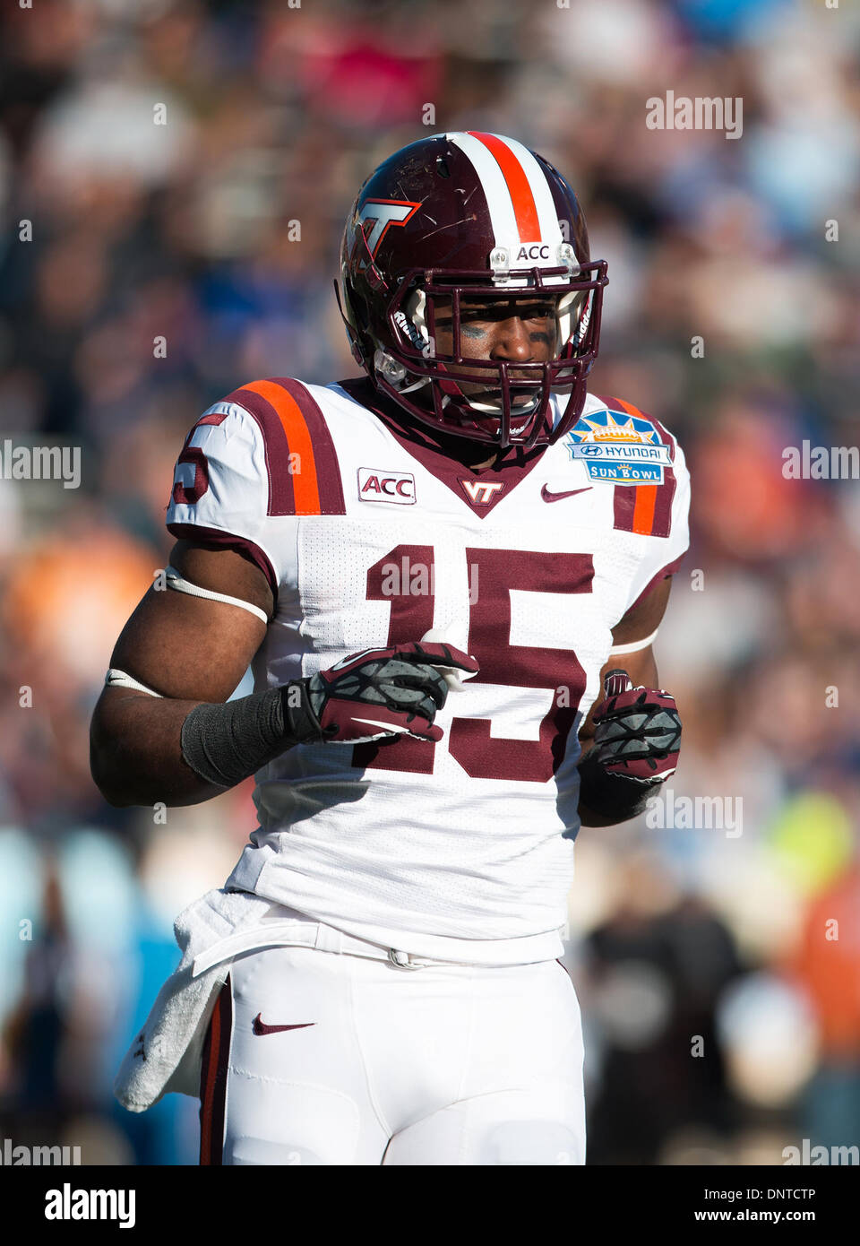 Le 31 décembre 2013 - El Paso, TX, États-Unis d'Amérique - 31 décembre 2013, El Paso, TX...Virginia Tech en marche arrière (15) Joel Caleb cherche la jouer l'appel au cours de l'UCLA contre Virginia Tech match de football. L'UCLA Bruins défait les Virginia Tech Hokies 42-12 le Mardi, Décembre 31, 2013 dans le Sun Bowl Hyundai à El Paso, TX. (Crédit obligatoire : Juan Lainez / MarinMedia.org / Cal Sport Media) (photographe complet, et de crédit requise) Banque D'Images