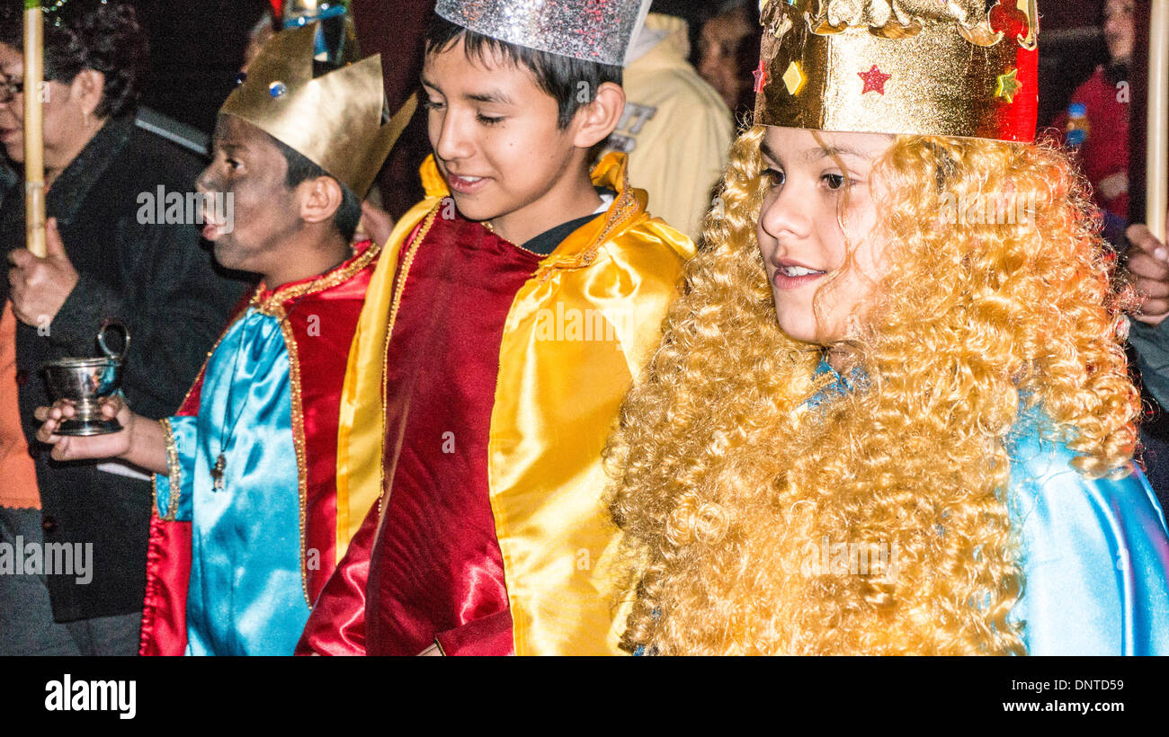 Oaxaca, Mexique, le 5 janvier 2014 : magnifiquement, costumés les trois rois précédée par la Vierge Marie portant l'enfant Jésus infantile, parade dans les rues de nuit Barrio Trinidad de las Huertas à la veille du Jour des Trois Rois dans une aire de remise en vigueur de l'Adoration des Mages Crédit : Dorothy Alexander/Alamy Live News Banque D'Images