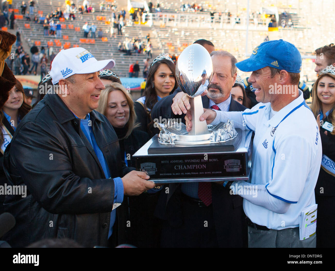 El Paso, TX, USA. 31 Dec, 2013. Le 31 décembre 2013, El Paso, TX.L'entraîneur-chef Jim Mora UCLA et directeur sportif Dan Guerrero tiennent la victoire Sun Bowl Hyundai Trophy. L'UCLA Bruins défait les Virginia Tech Hokies 42-12 le Mardi, Décembre 31, 2013 dans le Sun Bowl Hyundai à El Paso, TX. (Crédit obligatoire : Juan Lainez / MarinMedia.org / Cal Sport Media) (photographe complet, et de crédit requis) © csm/Alamy Live News Banque D'Images