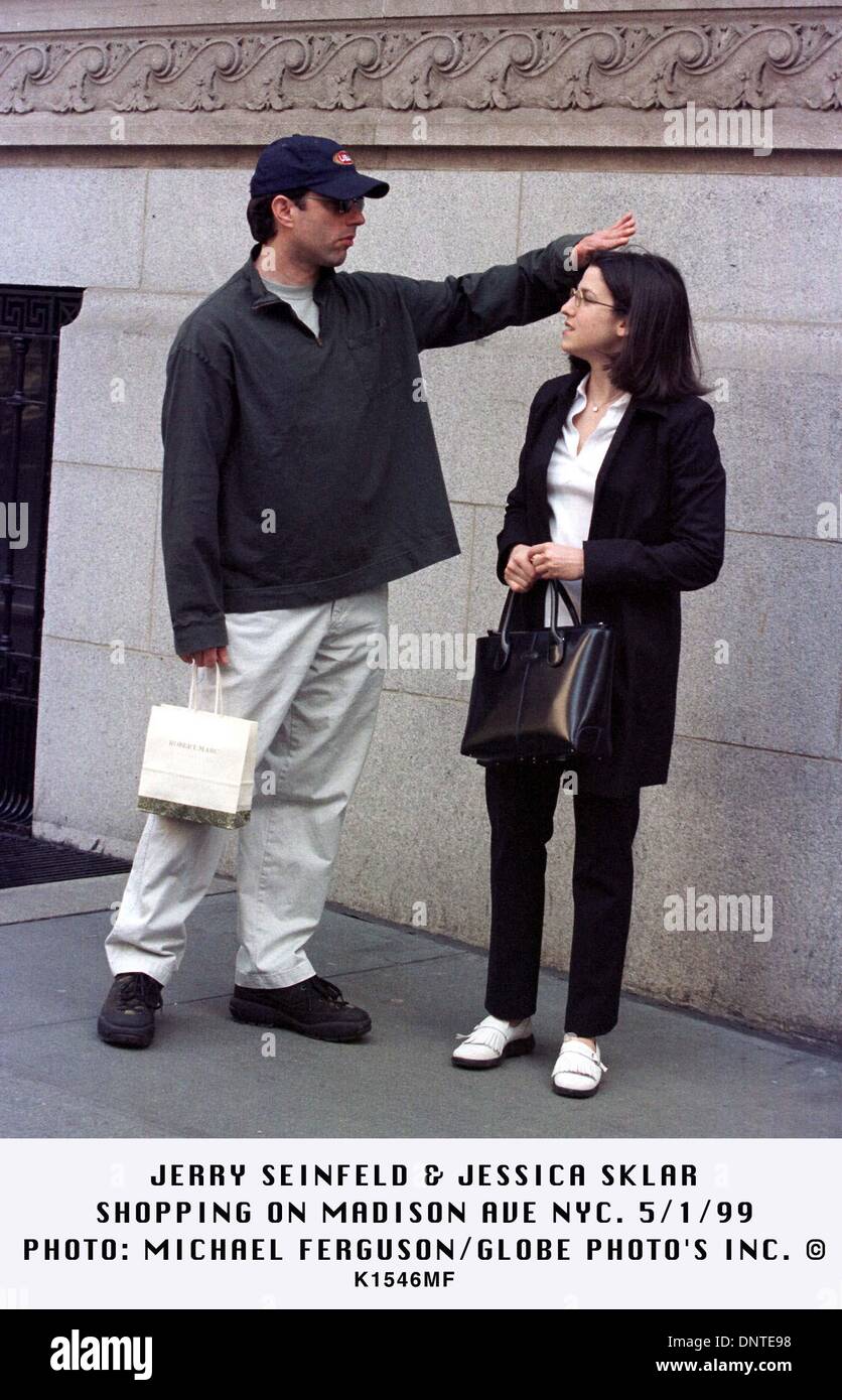 1 mai 1999 - K1546MF 05/01/99.Jerry Seinfeld et JESSICA SKLAR .SHOPPING SUR MADISON AVE., New York.. MICHAEL FERGUSON/(1999 Image : © Crédit Photos Globe/ZUMAPRESS.com) Banque D'Images