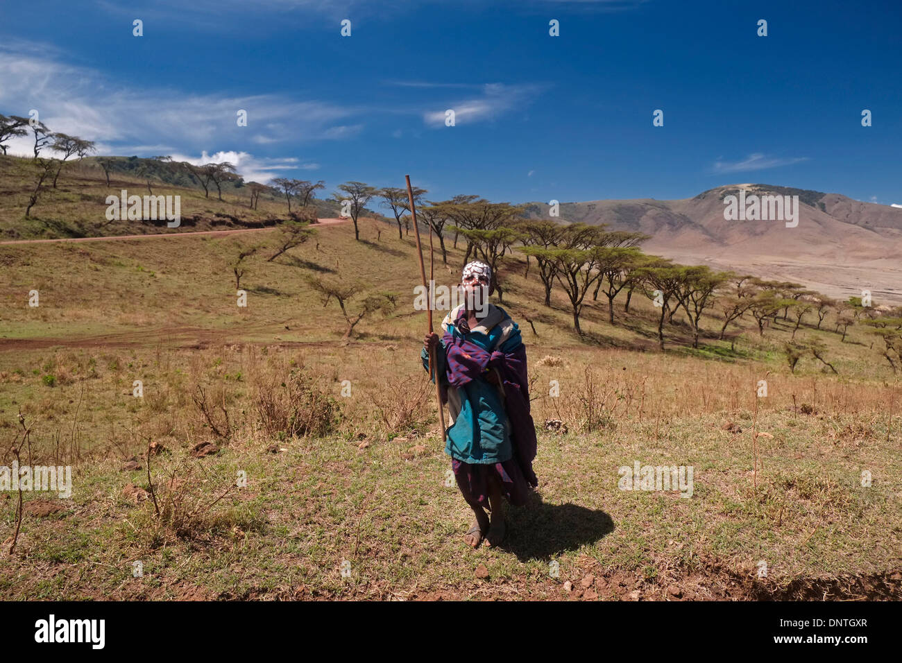 Une adolescente avec Massaï visage peint après le "emorata' cérémonie, qui est la circoncision et droit de passage pour devenir membre du guerrier ou 'moran' classe dans la zone de conservation de Ngorongoro Tanzanie Afrique de l'Est Banque D'Images