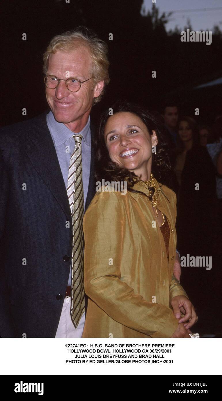 30 août 2001 - K22741EX : H.B.O. Frères d'PREMIERE.Hollywood Bowl, HOLLYWOOD CA 03/18/2002.JULIA LOUIS DREYFUSS ET BRAD HALL. ED GELLER/(2001 Image : © Crédit Photos Globe/ZUMAPRESS.com) Banque D'Images