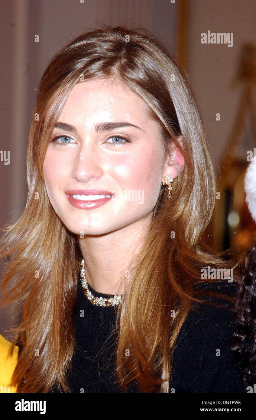 25 nov., 2002 - K27523AR ''QUAND HARRY A RENCONTRÉ ETHEL''.ELITE MODEL LAUREN BUSH DÉVOILE SA MAISON DE TREE.FAITES D'ETHEL M CHOCOLATES ET HARRY WINSTON GEMS, CHAMBRE DE HARRY WINSTON, NYC 11/25/2002. ANDREA 2002 RENAULT/.(Image Crédit : © Globe Photos/ZUMAPRESS.com) Banque D'Images