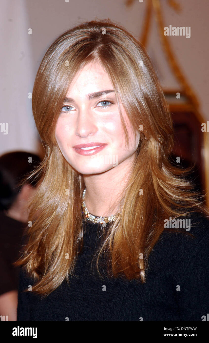 25 nov., 2002 - K27523AR ''QUAND HARRY A RENCONTRÉ ETHEL''.ELITE MODEL LAUREN BUSH DÉVOILE SA MAISON DE TREE.FAITES D'ETHEL M CHOCOLATES ET HARRY WINSTON GEMS, CHAMBRE DE HARRY WINSTON, NYC 11/25/2002. ANDREA 2002 RENAULT/.(Image Crédit : © Globe Photos/ZUMAPRESS.com) Banque D'Images