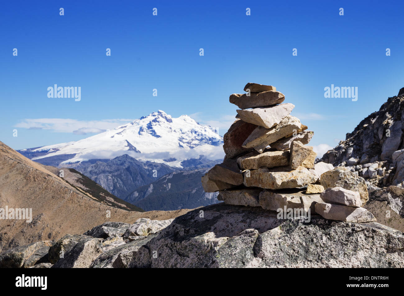 Cairn rock et le Mont Tronador, dans les montagnes près de Bariloche Argentine Banque D'Images