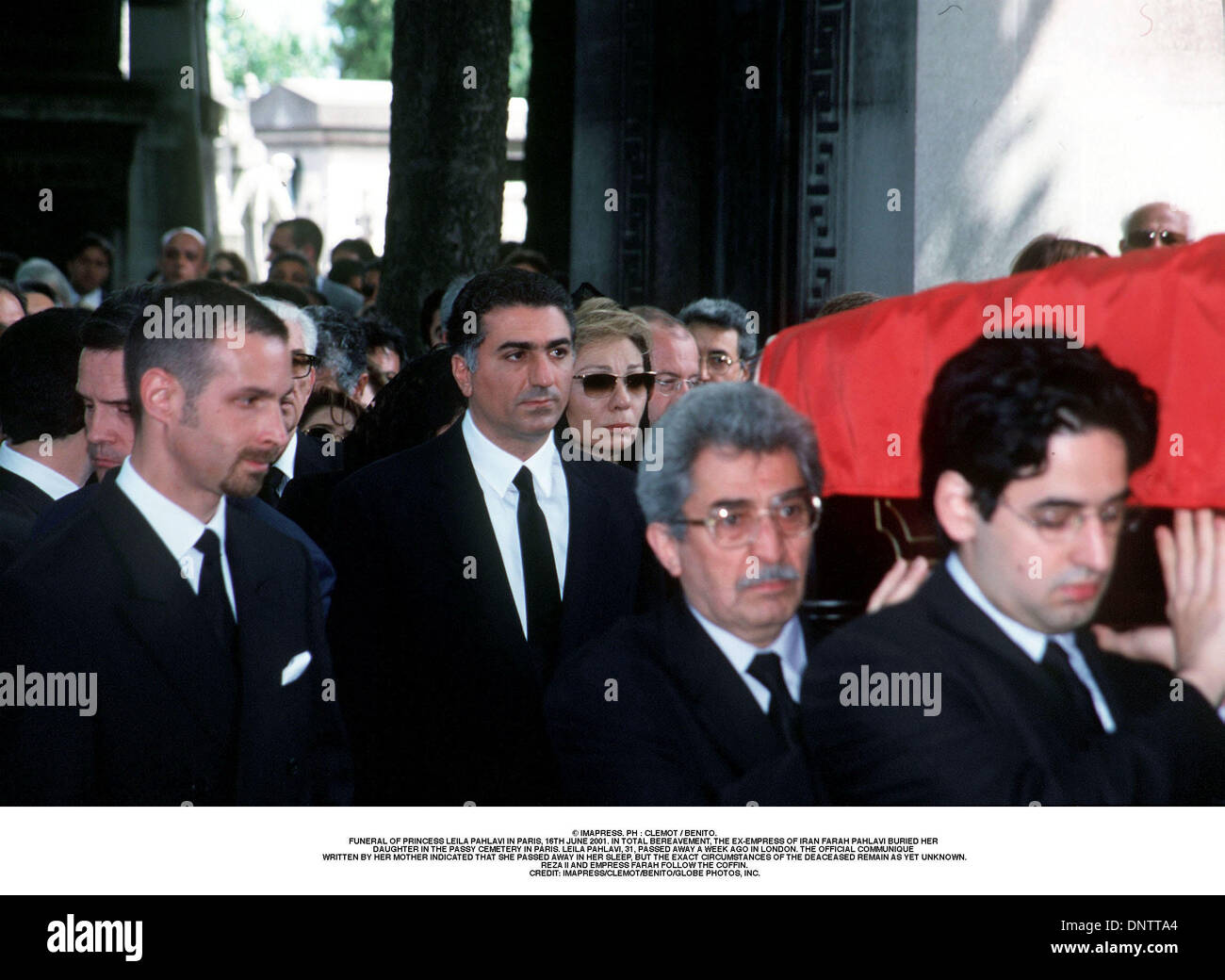 16 juin 2001 - Â© IMAPRESS. PH : CLEMOT / BENITO..FUNÉRAILLES DE LA PRINCESSE LEILA PAHLAVI À PARIS, 16 juin 2001. En deuil total, l'ex-IMPÉRATRICE D'IRAN FARAH PAHLAVI ENTERRÉ SA FILLE DANS LE CIMETIÈRE DE PASSY À PARIS. LEILA Pahlavi, 31 ans, est décédé IL Y A UNE SEMAINE À LONDRES. Le communiqué officiel écrit par sa mère a indiqué qu'elle est décédée dans son sommeil, mais l'EXACT CIRC Banque D'Images