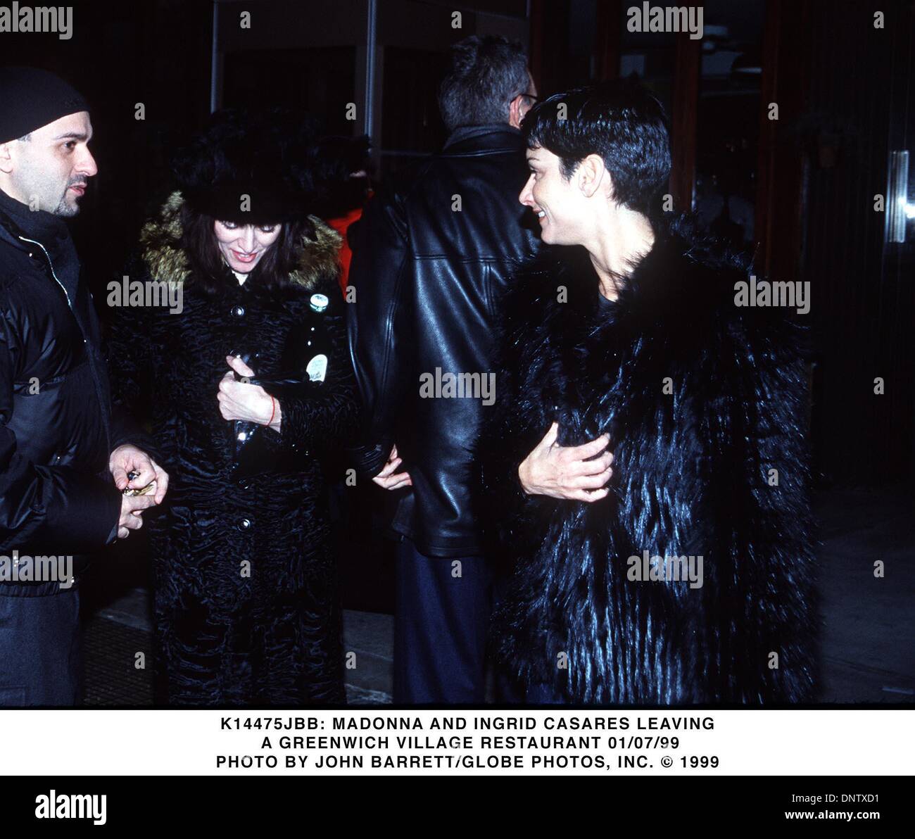 Le 7 janvier, 1999 - K14475JBB 01/07/99.MADONNA ET INGRID CASARES LAISSANT UN GREENWICH VILLAGE RESTAURANT.. JOHN BARRETT/(1999 Image : © Crédit Photos Globe/ZUMAPRESS.com) Banque D'Images