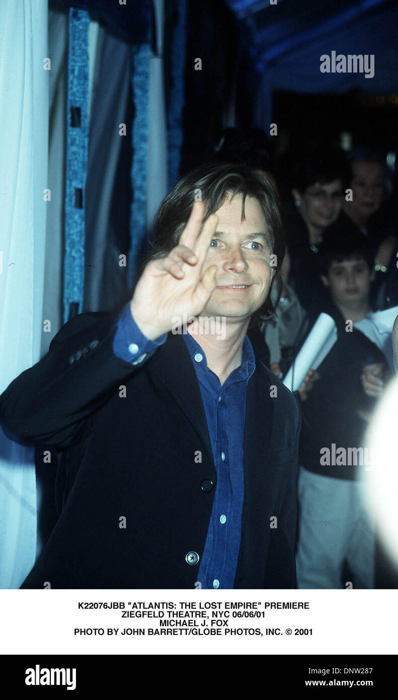 6 juin 2001 - K22076JBB ''ATLANTIS : THE LOST EMPIRE'' PREMIERE.Ziegfeld Theatre, NYC 06/06/01.MICHAEL J. FOX. JOHN BARRETT/(2001 Image : © Crédit Photos Globe/ZUMAPRESS.com) Banque D'Images