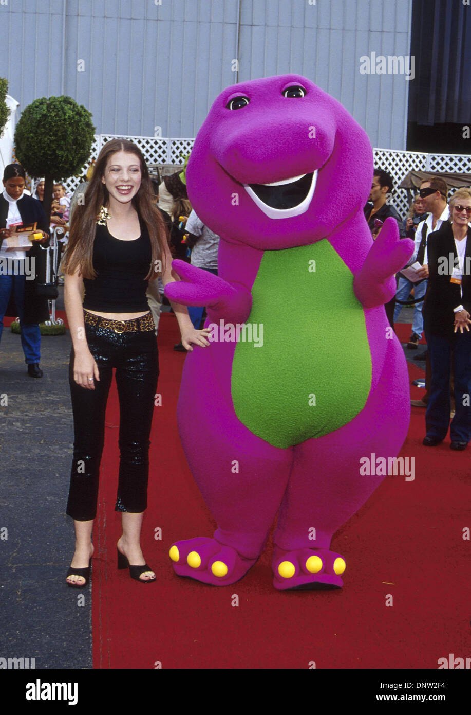 29 octobre 2001 - K23187AG : 8E CONGRÈS ANNUEL DE L'HALLOWEEN DE RÊVE .BARKER HANGER, Santa Monica, CA 10/27/2001.MICHELLE TRACHTENBERG ET BARNEY. AMY GRAVES/(2001 Image : © Crédit Photos Globe/ZUMAPRESS.com) Banque D'Images