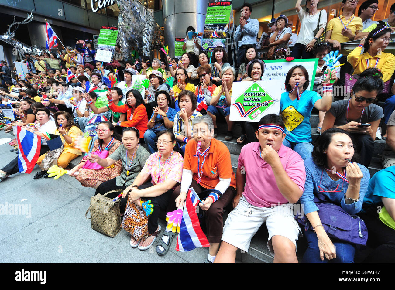 Bangkok, Thaïlande. 6 janvier, 2014. Des manifestants anti-gouvernement coup de sifflets et applaudir durant un rassemblement au quartier de Silom, à Bangkok, Thaïlande, le 6 janvier 2014. Les manifestants se sont réunis à la manifestation en vue de renverser le gouvernement du premier ministre Yingluck Shinawatra. Credit : Rachen Sageamsak/Xinhua/Alamy Live News Banque D'Images