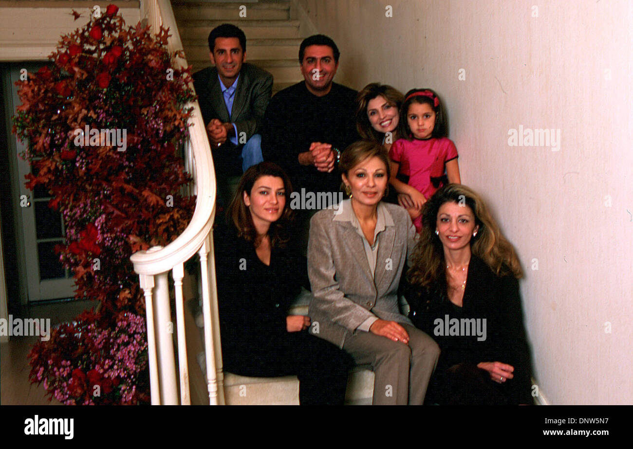 18 juin 2001 - LA PRINCESSE LEILA.Cette photo exceptionnelle a été prise à l'occasion du 60e anniversaire de l'Impératrice farah aux etats unis (Greenwich) en 1998..pour la photo sur le staircaseÃŠ : à l'arrière, de la princesse Noor, Reza ii, Prince Ali Reza...rangée du milieu, l'Impératrice Farah, la princesse Yasmine..En face, la princesse Leila avec Princesse Iman sur ses genoux, la Princesse Farahnaz..Â© IMAPRESS/GILLE Banque D'Images