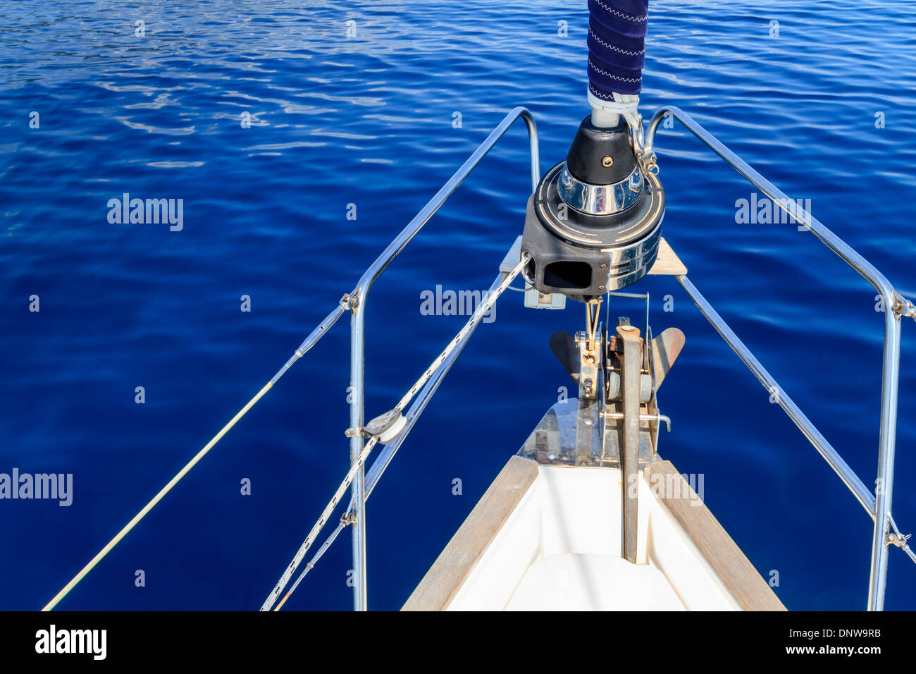 Proue de bateau à voile / yacht avec la mer bleue Banque D'Images