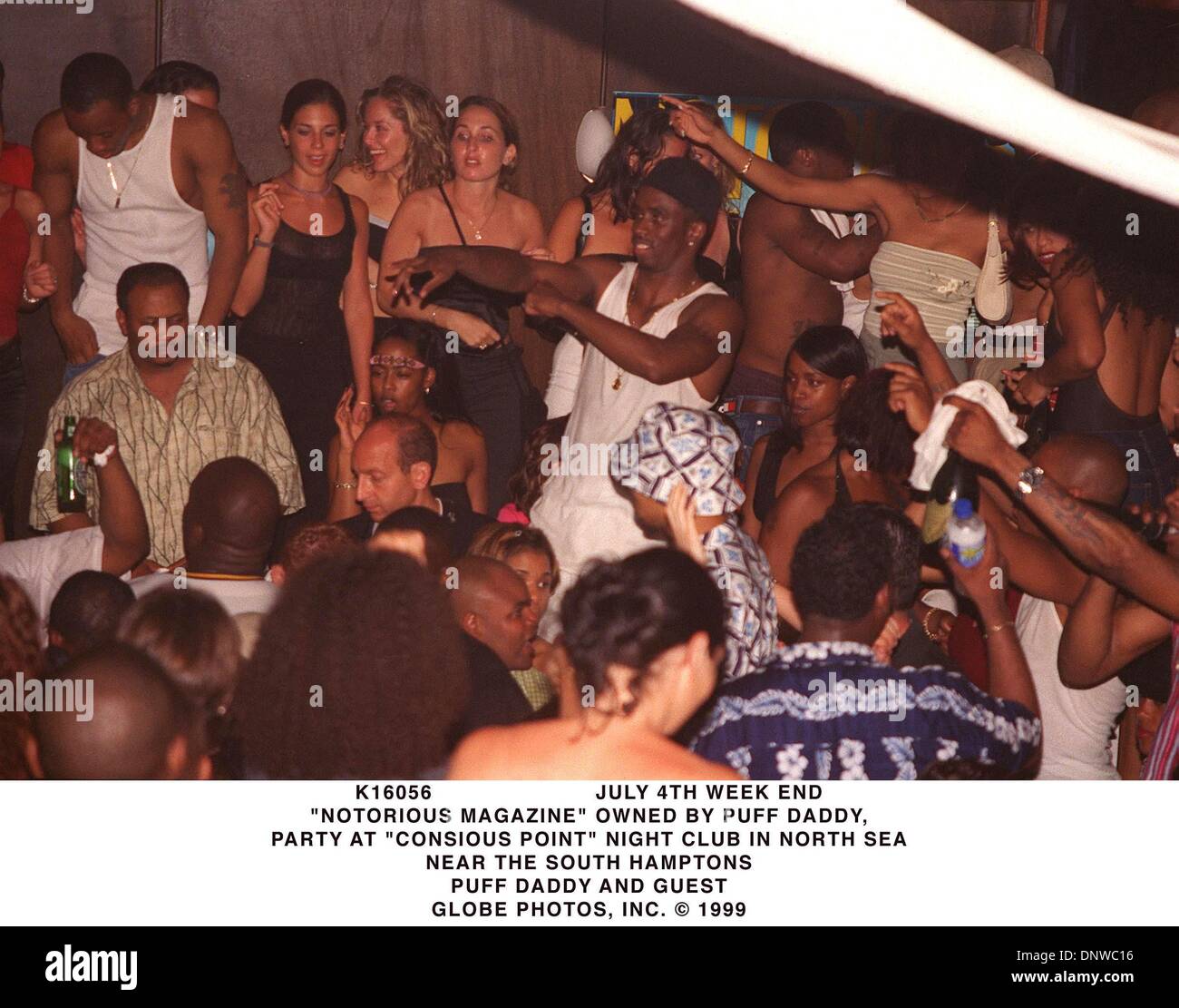 3 juillet 1999 - K1605BW 7/4/99.''MAGAZING NOTOIRE'' ADMINISTRÉ PAR Puff Daddy,.PARTIE À ''point'' CONSIOUS NIGHT CLUB EN MER DU NORD.PRÈS DE LA SOUTH HAMPTONS .PUF DADDY ET GUEST.B.sera 1999.(Image Crédit : © Globe Photos/ZUMAPRESS.com) Banque D'Images