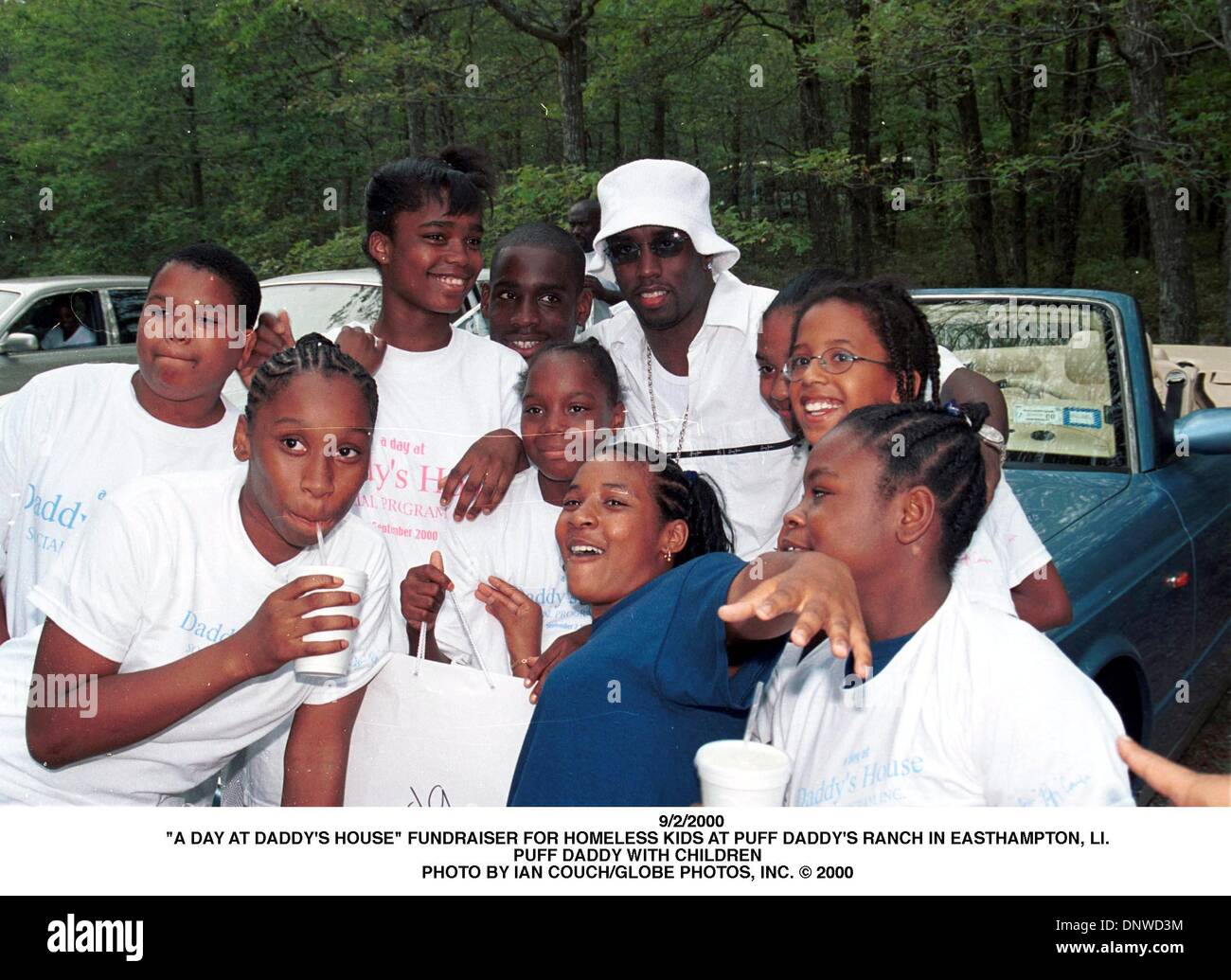 2 septembre 2001 - 9/2/2000.''UNE JOURNÉE À DADDY'S HOUSE'' LEVÉE DE FONDS POUR LES ENFANTS SANS ABRI À .Puff Daddy'S RANCH À EASTHAMPTON, LI..Puff Daddy avec enfants. La table/(2000 IAN Image Crédit : © Globe Photos/ZUMAPRESS.com) Banque D'Images