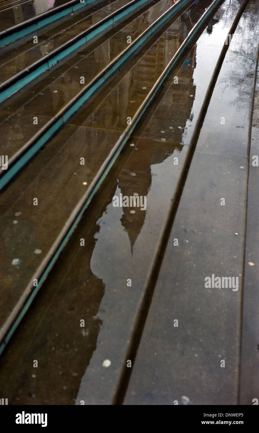 Sous la pluie de Londres, Londres, Angleterre. 4-1-2014 Victoria and Albert Museum reflète dans étapes, Londres, en Angleterre. Banque D'Images