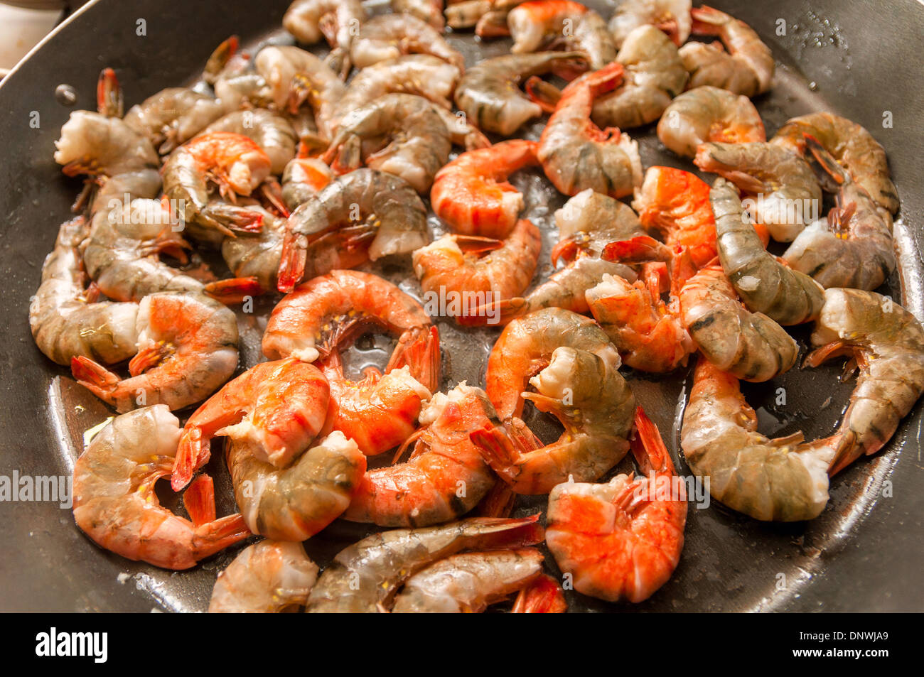 La cuisson friture de crevettes rouges et verts sur le plateau Banque D'Images