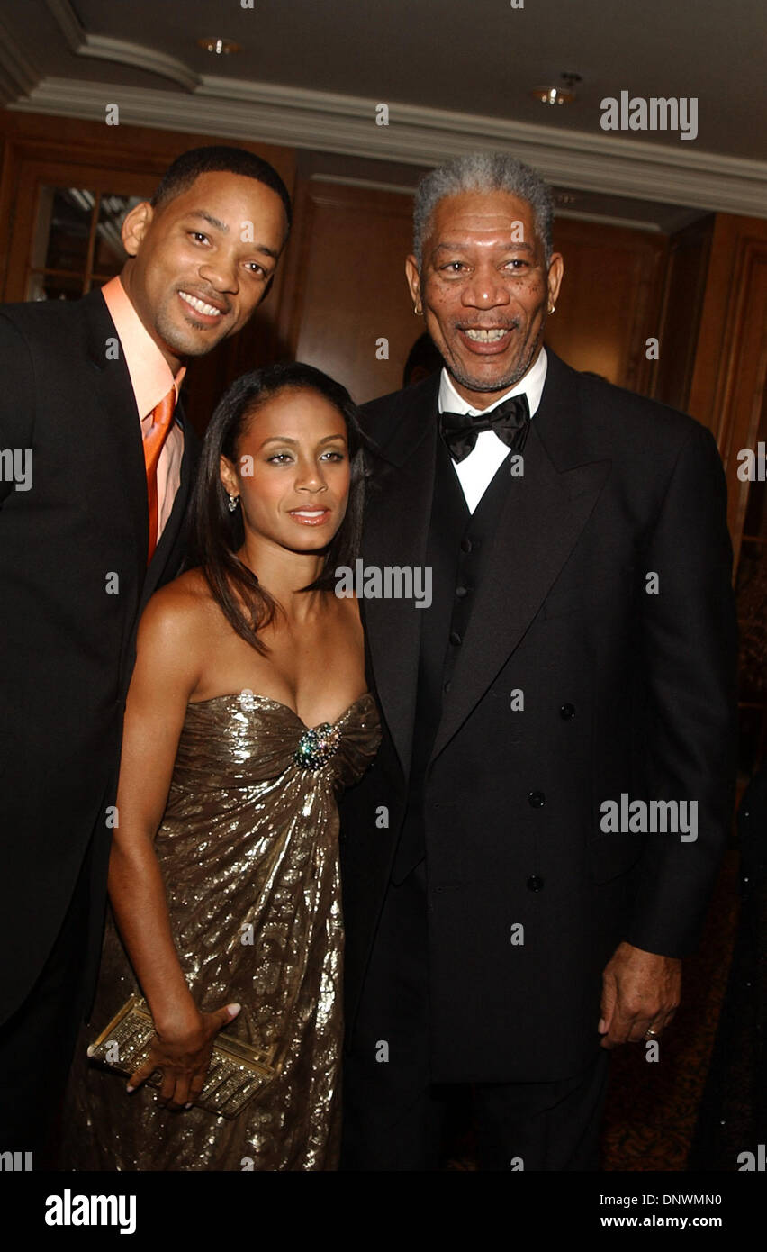 23 mars 2002 - K24533AG.ARBRE DE VIE AWARDS.Regent Beverly Wilshire Hotel. AMY tombe. COPYRIGHT 2002 (D).WILL SMITH, Jada Pinkett et Morgan Freeman(Image Crédit : © Globe Photos/ZUMAPRESS.com) Banque D'Images