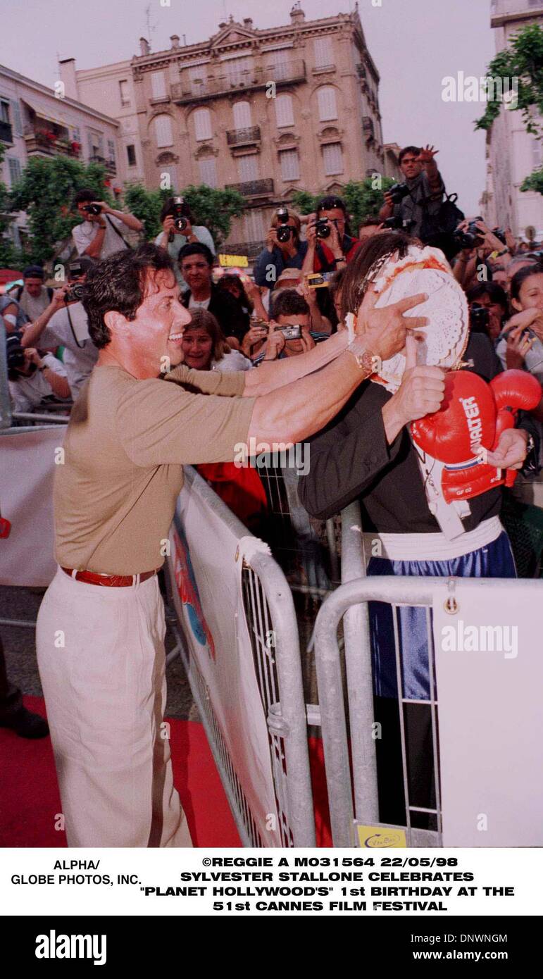 22 mai 1998 - Sylvester Stallone.PLANET HOLLYWOOD À CANNES UN AN B/jour.22 /05/98.PIC. REGGIE A.(Image Crédit : © Globe Photos/ZUMAPRESS.com) Banque D'Images