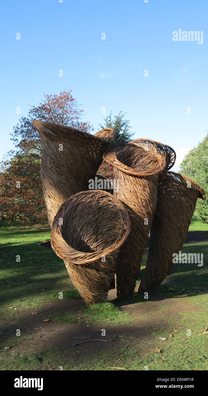 Willow tissé champignons au Royal Botanical Gardens, Kew, Londres, Royaume-Uni dans le cadre d'une exposition en 2013 IncrEdibles Banque D'Images