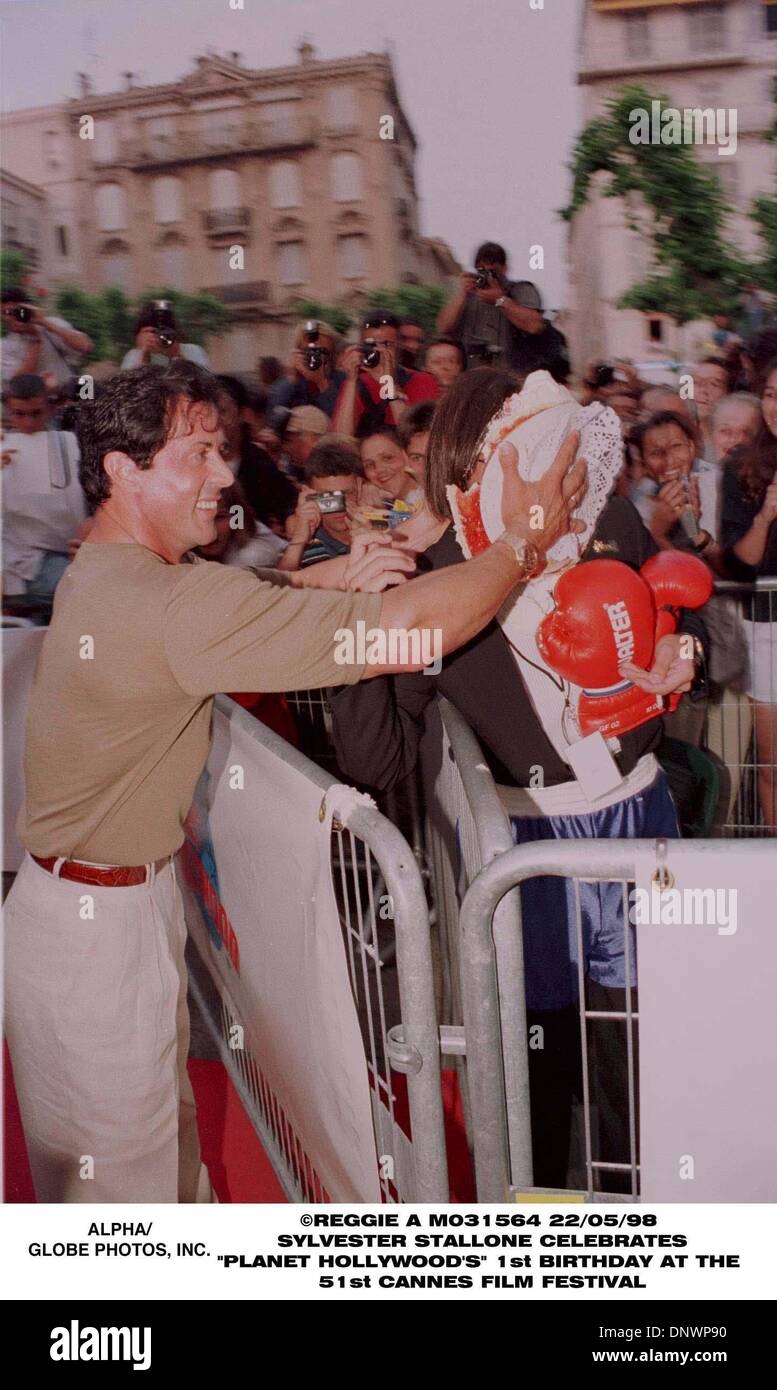 22 mai 1998 - Sylvester Stallone.PLANET HOLLYWOOD À CANNES UN AN B/jour.22 /05/98.PIC. REGGIE A.(Image Crédit : © Globe Photos/ZUMAPRESS.com) Banque D'Images