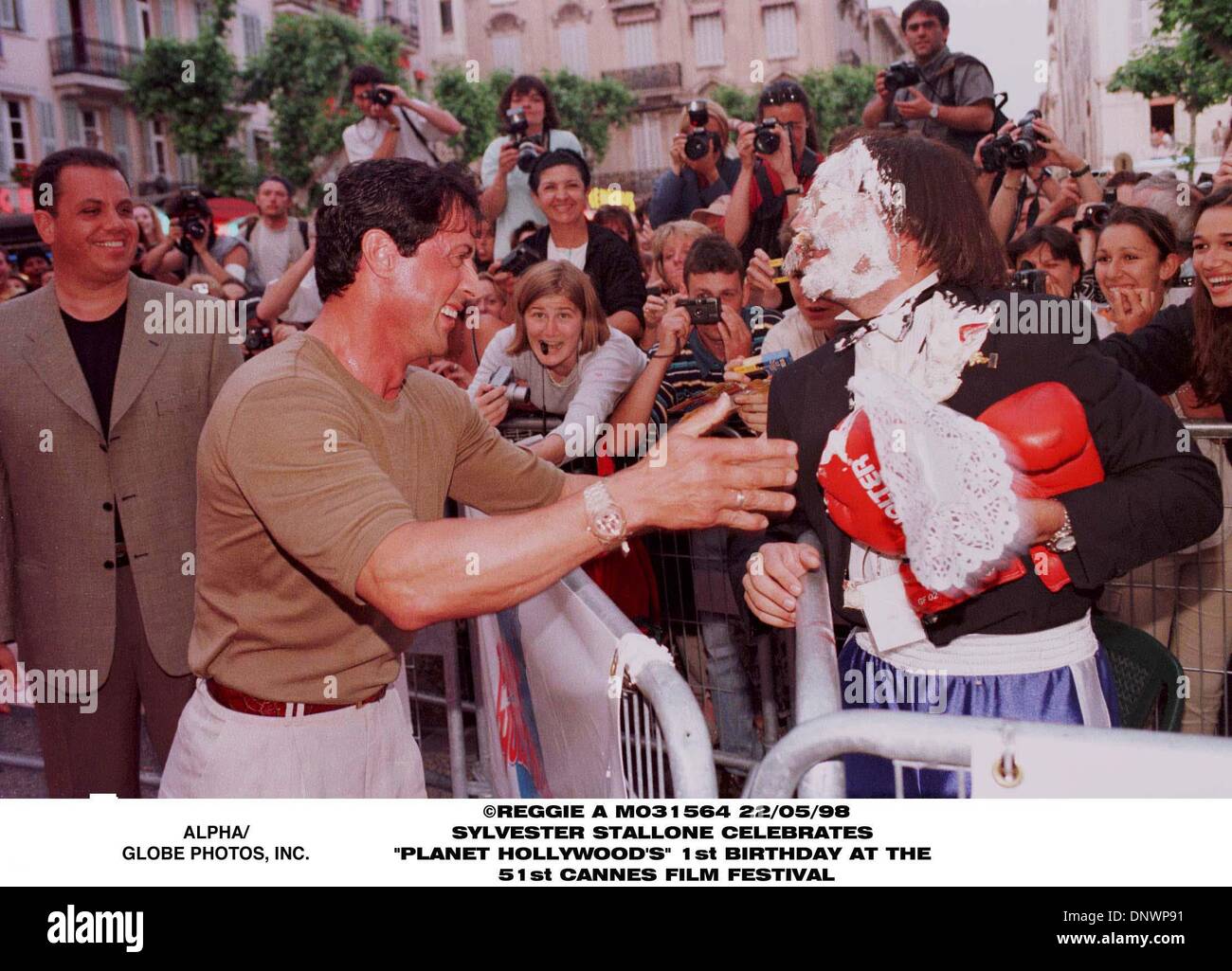22 mai 1998 - Sylvester Stallone.PLANET HOLLYWOOD À CANNES UN AN B/jour.22 /05/98.PIC. REGGIE A.(Image Crédit : © Globe Photos/ZUMAPRESS.com) Banque D'Images