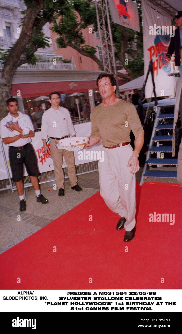 22 mai 1998 - Sylvester Stallone.PLANET HOLLYWOOD À CANNES UN AN B/jour.22 /05/98.PIC. REGGIE A.(Image Crédit : © Globe Photos/ZUMAPRESS.com) Banque D'Images