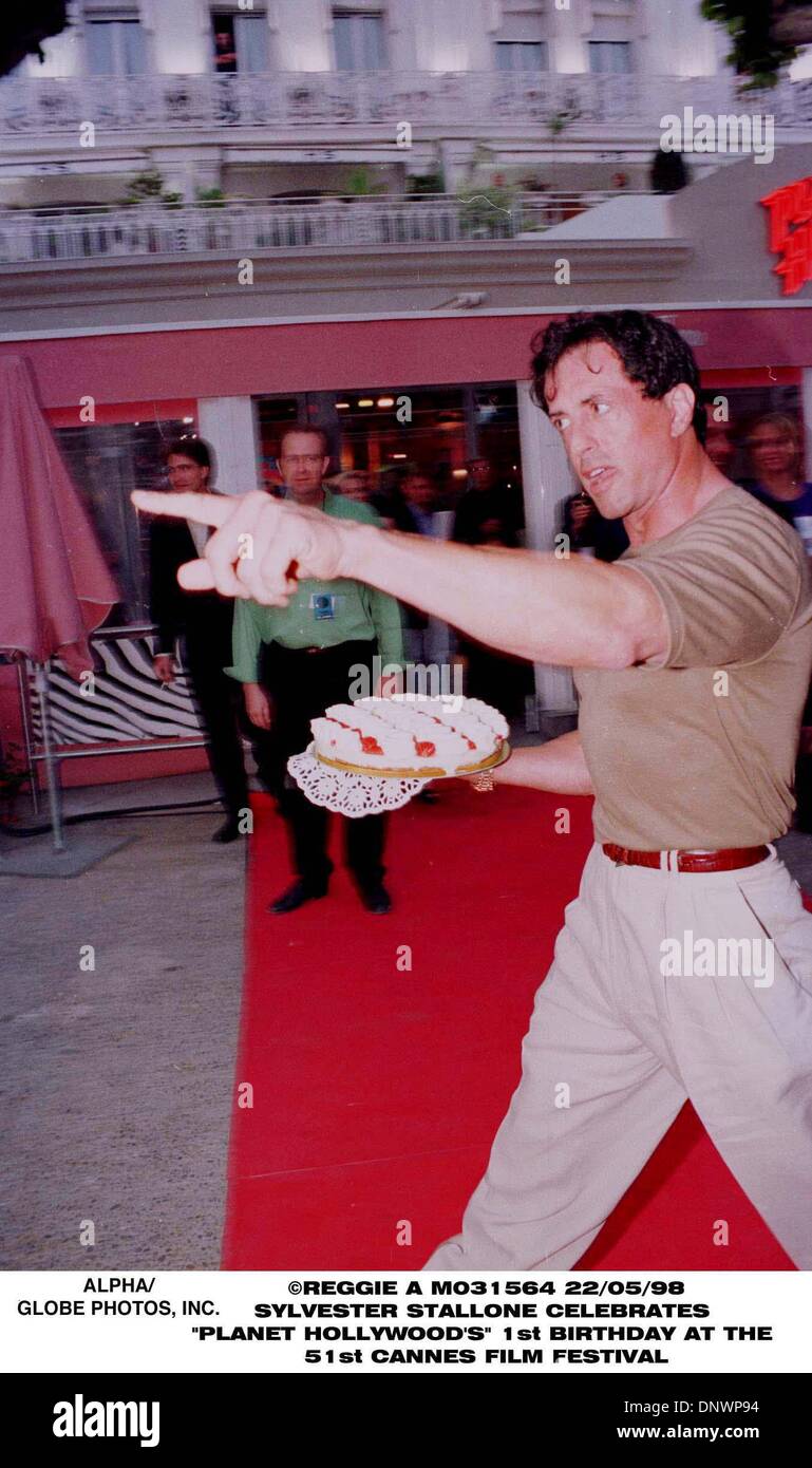 22 mai 1998 - Sylvester Stallone.PLANET HOLLYWOOD À CANNES UN AN B/jour.22 /05/98.PIC. REGGIE A.(Image Crédit : © Globe Photos/ZUMAPRESS.com) Banque D'Images