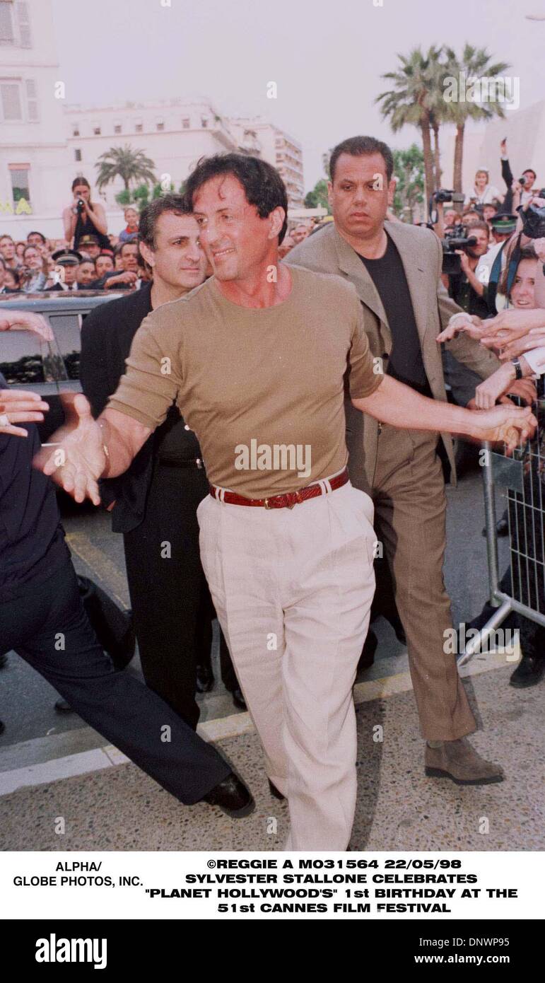 22 mai 1998 - Sylvester Stallone.PLANET HOLLYWOOD À CANNES UN AN B/jour.22 /05/98.PIC. REGGIE A.(Image Crédit : © Globe Photos/ZUMAPRESS.com) Banque D'Images