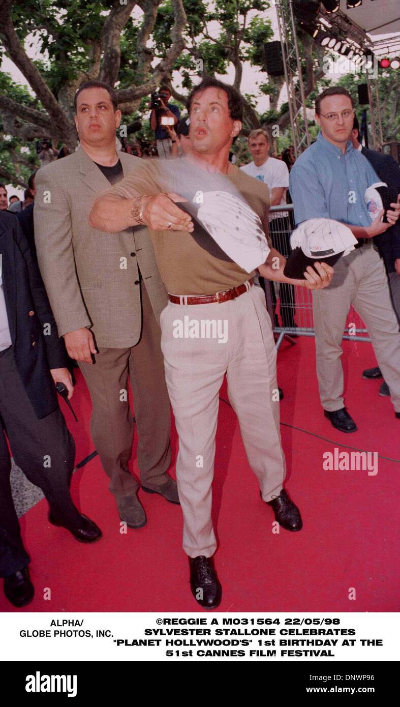22 mai 1998 - Sylvester Stallone.PLANET HOLLYWOOD À CANNES UN AN B/jour.22 /05/98.PIC. REGGIE A.(Image Crédit : © Globe Photos/ZUMAPRESS.com) Banque D'Images