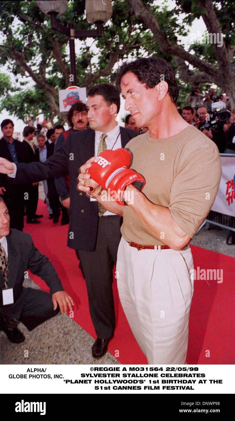 22 mai 1998 - Sylvester Stallone.PLANET HOLLYWOOD À CANNES UN AN B/jour.22 /05/98.PIC. REGGIE A.(Image Crédit : © Globe Photos/ZUMAPRESS.com) Banque D'Images