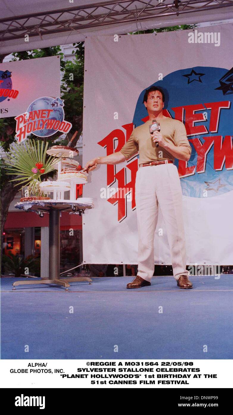 22 mai 1998 - Sylvester Stallone.PLANET HOLLYWOOD À CANNES UN AN B/jour.22 /05/98.PIC. REGGIE A.(Image Crédit : © Globe Photos/ZUMAPRESS.com) Banque D'Images