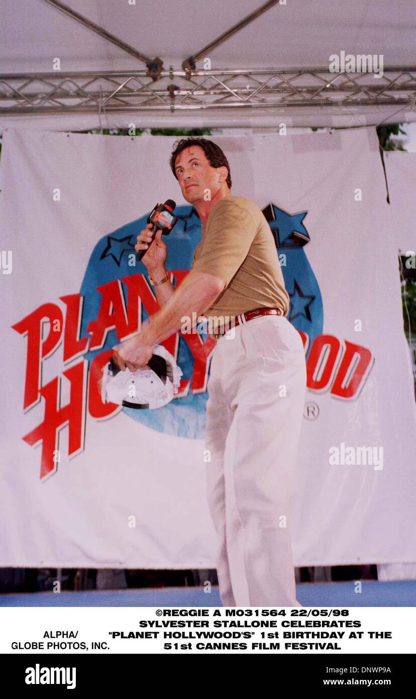 22 mai 1998 - Sylvester Stallone.PLANET HOLLYWOOD À CANNES UN AN B/jour.22 /05/98.PIC. REGGIE A.(Image Crédit : © Globe Photos/ZUMAPRESS.com) Banque D'Images