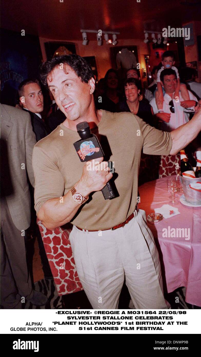 22 mai 1998 - Sylvester Stallone.PLANET HOLLYWOOD À CANNES UN AN B/jour.22 /05/98.PIC. REGGIE A.(Image Crédit : © Globe Photos/ZUMAPRESS.com) Banque D'Images