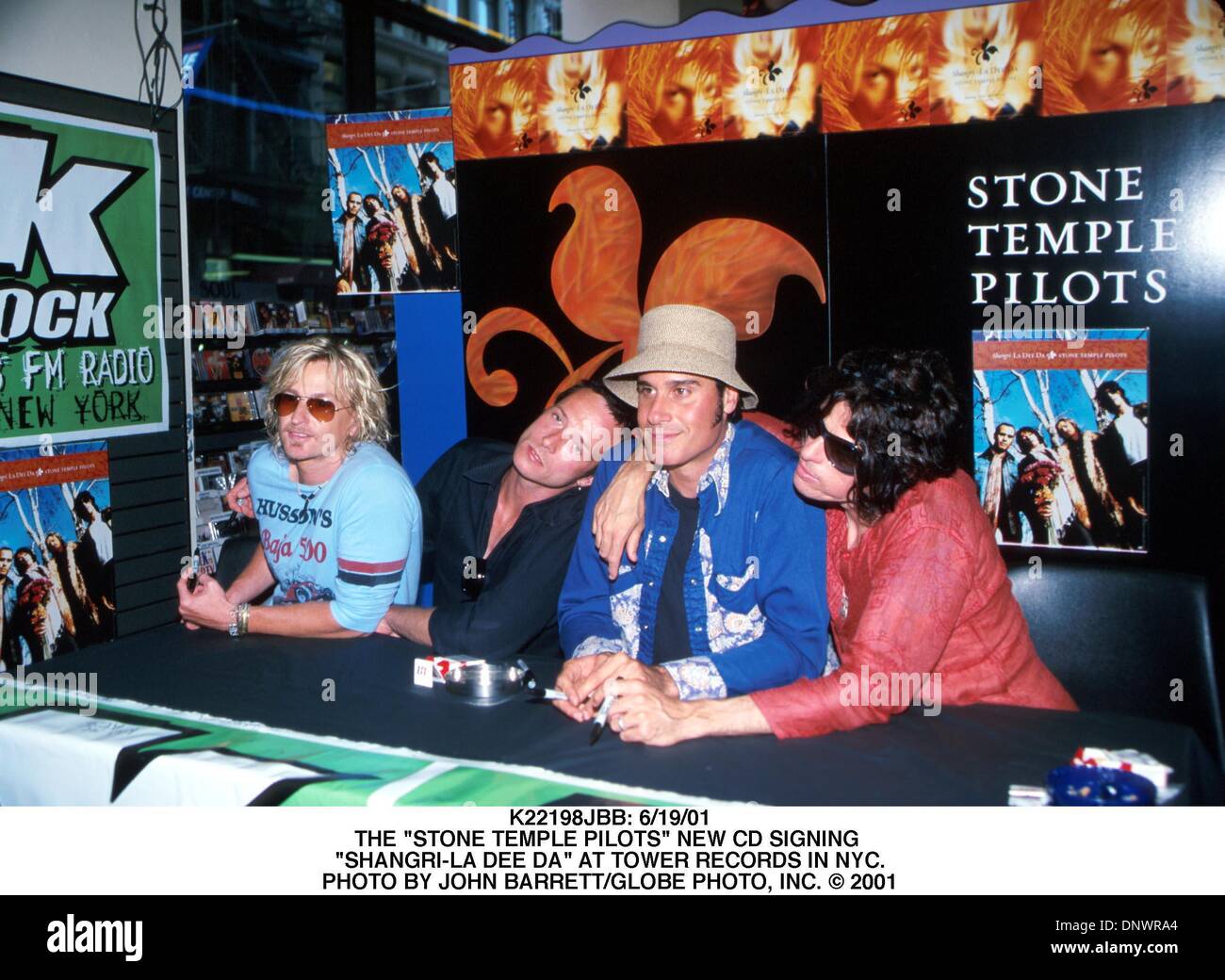 19 juin 2001 - K22198JBB : 10/31/01.Le ''Stone Temple Pilots'' NOUVEAU CD SIGNATURE .''SHANGRI-LA DEE DA'' À TOWER RECORDS À NEW YORK.. JOHN BARRETT/(2001 Image : © Crédit Photos Globe/ZUMAPRESS.com) Banque D'Images
