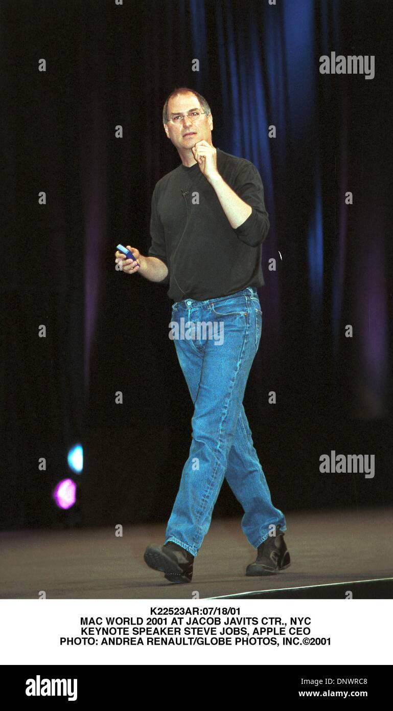 18 juillet 2001 - New York, New York, États-Unis - Mac World 2001 Conférencier Steve Jobs, CEO d'Apple à New York pour le Mac World 2001 s'est tenue au Centre Jacob Javits. (Crédit Image : © Andrea Renault/Photos/ZUMAPRESS.com) Globe Banque D'Images