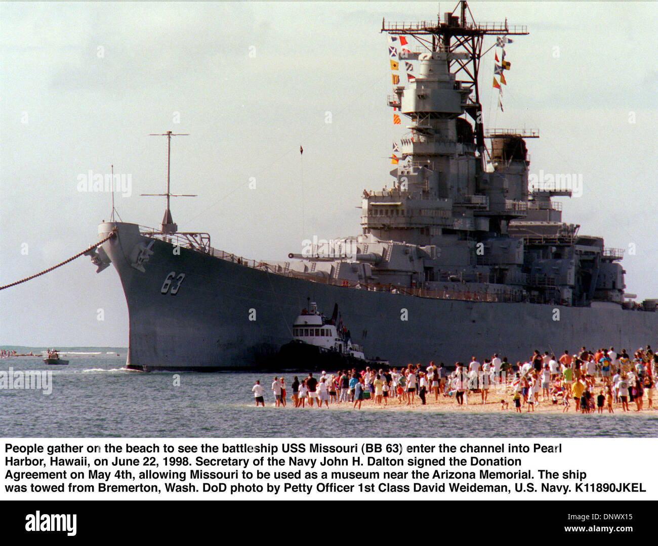 21 juin 1998 - Pearl Harbor, Hawaii - 980622-N-2147W-001..Les gens se rassemblent sur la plage pour voir le cuirassé USS Missouri (BB 63) Entrez la chaîne à Pearl Harbor, à Hawaï, le 22 juin 1998. Secrétaire de la marine John H. Dalton a signé l'accord de don, le 4 mai, permettant à Washington d'être utilisé comme un musée près de l'Arizona Memorial. Le navire a été remorqué à partir de Bremerton, dans d Banque D'Images